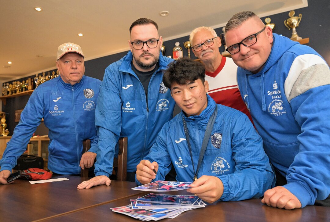 Olympiasieger besucht ehemlige Teamkollegen in Werdau - Im Bild Jörg Olschewski, Marco Olschewski, Olympiasieger Nao Kusaka, Klaus Dieter Wagner und Mario Uhlig. Foto: Ralf Wendland