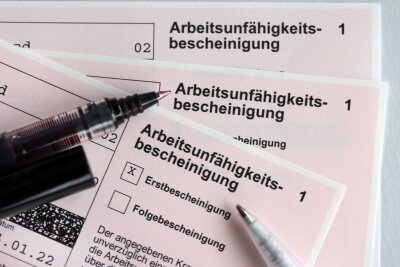 OP, Therapie & Reha: Wenn Beschäftigte lange ausfallen - Während einer Arbeitsunfähigkeit haben Beschäftigte in der Regel Anspruch auf Entgeltfortzahlung oder Krankengeld.