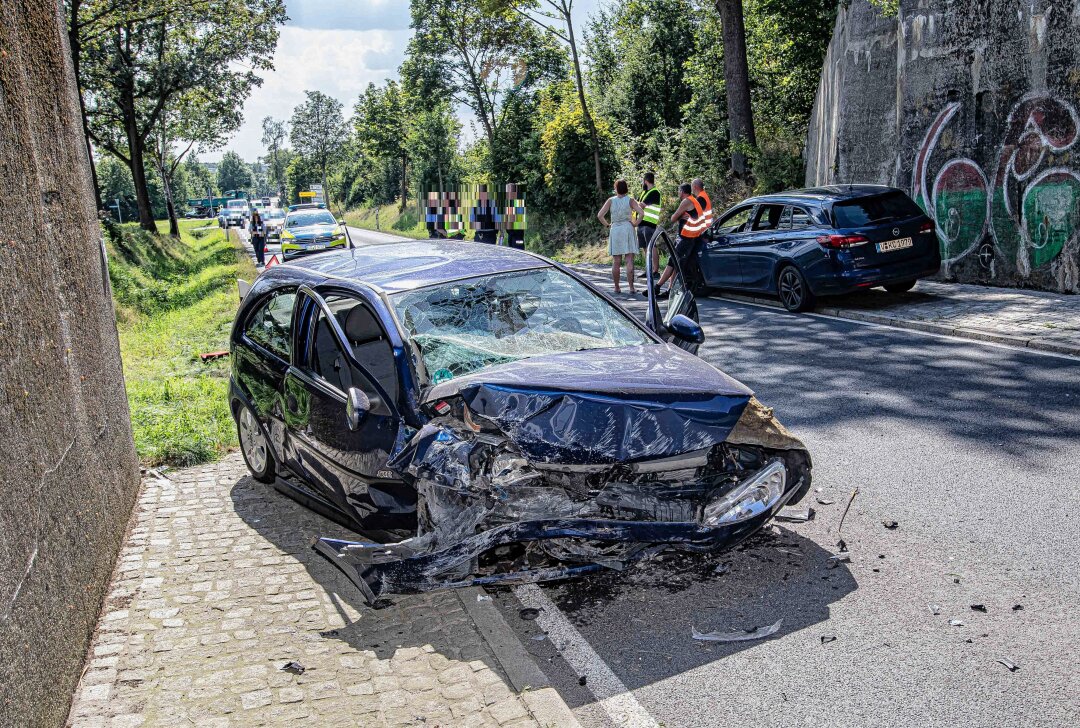 Opel Corsa prallt gegen Brückenpfeiler: Fahrerin schwer verletzt - Am Dienstagnachmittag kam es in Oelsnitz im Vogtland zu einem Verkehrsunfall. Foto: Igor Pastierovic