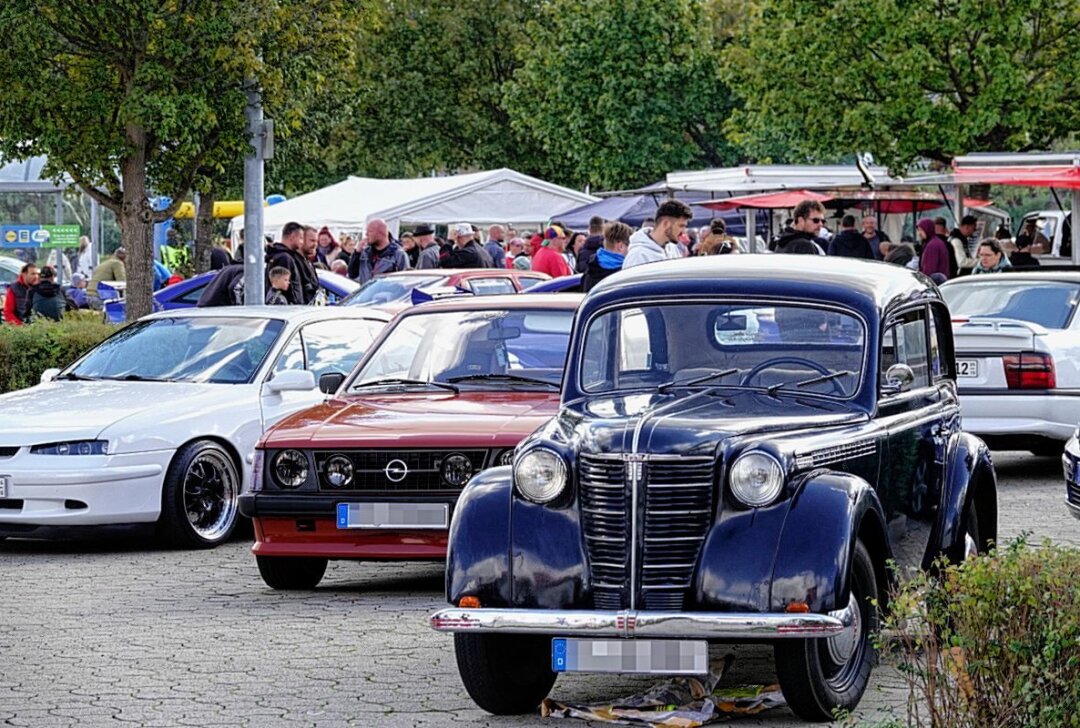 Opel-Fans kommen im Chemnitz Center zusammen - Eine beeindruckende Vielfalt: Von klassischen Modellen bis hin zu nostalgischen Oldtimern. Foto: ChemPic