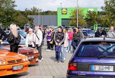 Opel-Fans kommen im Chemnitz Center zusammen - Zahlreiche Besucher beim Opeltreffen im Chemnitz Center. Foto: ChemPic