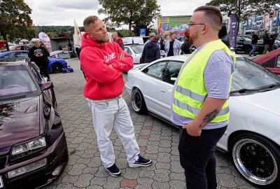 Opel-Fans kommen im Chemnitz Center zusammen - Mit über 200.000 Followern: YouTube-Star Enrico Tetzlaff zu Gast und stilecht im Opel Kadett GSI unterwegs. Foto: ChemPic