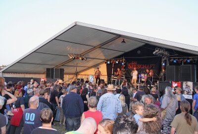 Open Air in Oettersdorf startet mit 18 Bands: Eine ist aus dem Erzgebirge - Die Seilschaft in schöner Abendstimmung. Foto: Simone Zeh