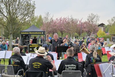 Open-Air-Konzert im Bürger- und Familienpark Oelsnitz - Die Oelsnitzer Blasmusikanten haben im Bürger- und Familienpark in Oelsnitz ein Open-Air-Konzert gegeben. Foto: Ramona Schwabe