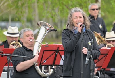 Open-Air-Konzert im Bürger- und Familienpark Oelsnitz - Die Oelsnitzer Blasmusikanten haben im Bürger- und Familienpark in Oelsnitz ein Open-Air-Konzert gegeben. Foto: Ramona Schwabe