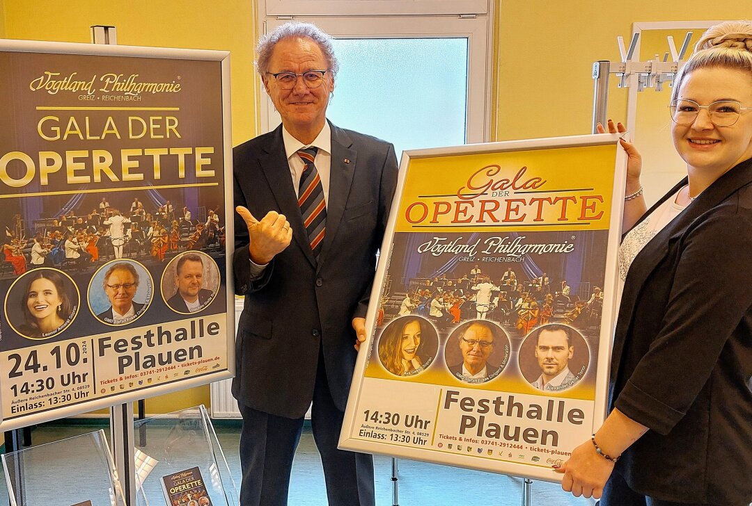 Operette sich wer kann: Chefdirigent gibt große Abschiedsfete in Plauen - Generalmusikdirektor Stefan Fraas und Lisa Hufenbach präsentieren die Plakate von diesem und vom letzten Jahr. Foto: Karsten Repert