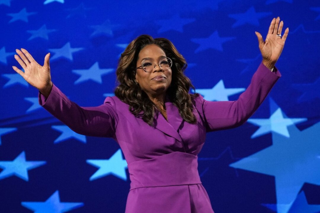 Oprah, Stevie Wonder & Co.: US-Stars begeistern mit leidenschaftlichen Plädoyers für Kamala Harris - Manchmal müsse sich Amerika "gegen Mobber wehren", sagte Oprah Winfrey bei ihrer Rede auf dem Parteitag der Demokraten in Chicago.