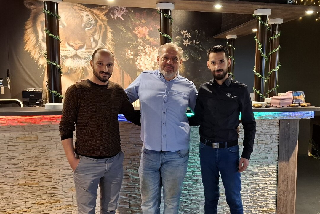 Orientalische Speisen aus dem Familienbetrieb: Neues Restaurant in Chemnitz eröffnet - Das Restaurant Oskar hat in Chemnitz eröffnet: Geschäftsführer Belal Alrajab (l.) mit Koch Abdulsamad Homsi und Kellner Mohammad Bakour.