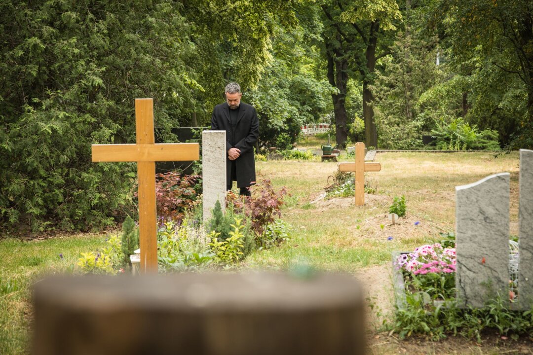 Ort des Gedenkens: So gelingt die Auswahl eines Grabmals - Holzkreuze findet man an Friedhöfen häufig bei noch jungen Gräbern. Oft werden sie mit der Zeit durch ein anderes Grabmal ersetzt.