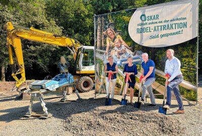 Oskarshausen kündigt neue Attraktion "Alpine Coaster" an - Von links: Tourismusministerin Barbara Klepsch, Brit Jacob-Hahnewald, Leiterin für Bau & Umwelt im Landkreis Sächsische Schweiz, Geschäftsführer Steffen Prahl und Peter Pfitzenreiter, Bürgermeister der Stadt Freital. Foto: Oskarshausen GmbH