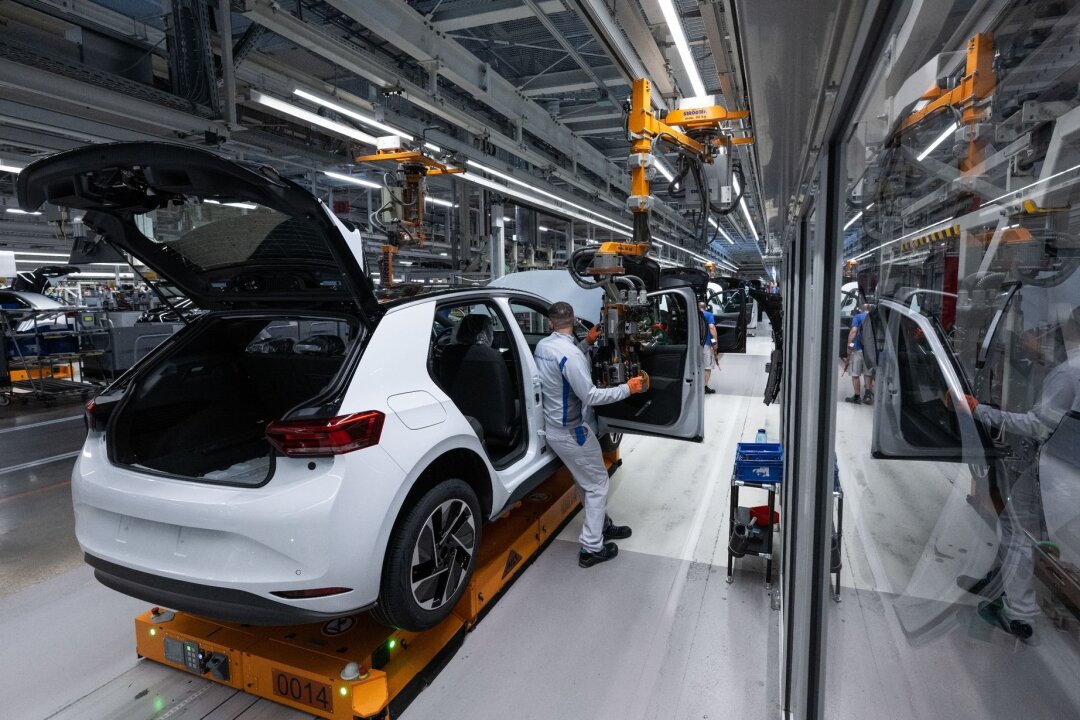 Ostdeutsche Autoindustrie gegen Strafzölle für E-Autos - Ein Modell der neuen Generation des ID.3 wird im Werk von Volkswagen in Zwickau montiert.