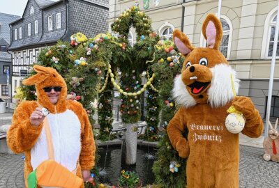 Osterhase ist heute auf Tour gewesen - Ostereier-Tausch am Zwönitzer Brunnen vorm Rathaus zwischen Oliver Bochmann als Thalheimer Osterhase (li.) und Dominik Naumann als Zwönitzer Osterhase (re.). Foto: Ralf Wendland