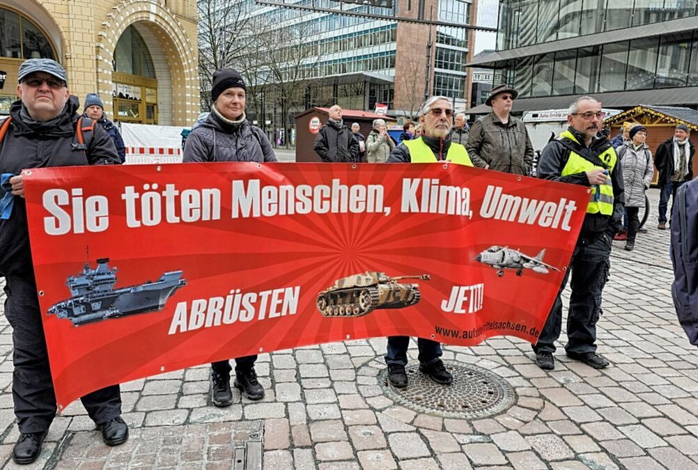Ostermarsch: Chemnitzer demonstrieren am Karfreitag für den Frieden - Chemnitzer demonstrieren für den Frieden. Foto: Harry Härtel