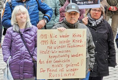 Ostermarsch: Chemnitzer demonstrieren am Karfreitag für den Frieden - Protest mit klarer Botschaft. Foto: Harry Härtel