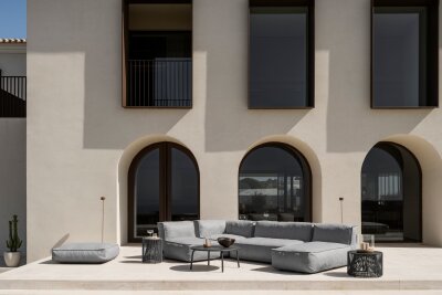 Outdoorteppiche und klare Linien: Trends für die Terrasse - Ein Sofa wie aus dem Wohnzimmer, aber für die Terrasse. Das ist derzeit angesagt. Hier ein Beispiel aus der Outdoorkollektion von kaschkasch für blomus.