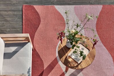 Outdoorteppiche und klare Linien: Trends für die Terrasse - Derzeit im Trend: Beerentöne für den Garten, wie bei diesem Outdoorteppich von Pappelina.