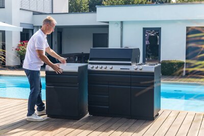 Outdoorteppiche und klare Linien: Trends für die Terrasse - Für Flexibilität können Küchenmodule auf Rollen sorgen.