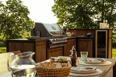 Outdoorteppiche und klare Linien: Trends für die Terrasse - Outdoorküchen gibt es auch mit naturnaher Optik mit Holzfronten.