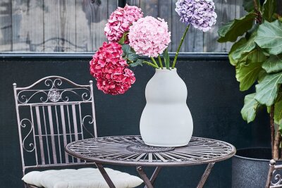 Outdoorteppiche und klare Linien: Trends für die Terrasse - Ideal für den Bauerngarten: verspielte Gartenmöbel. Hier ein Beispiel von Butlers im Vintage-Look.