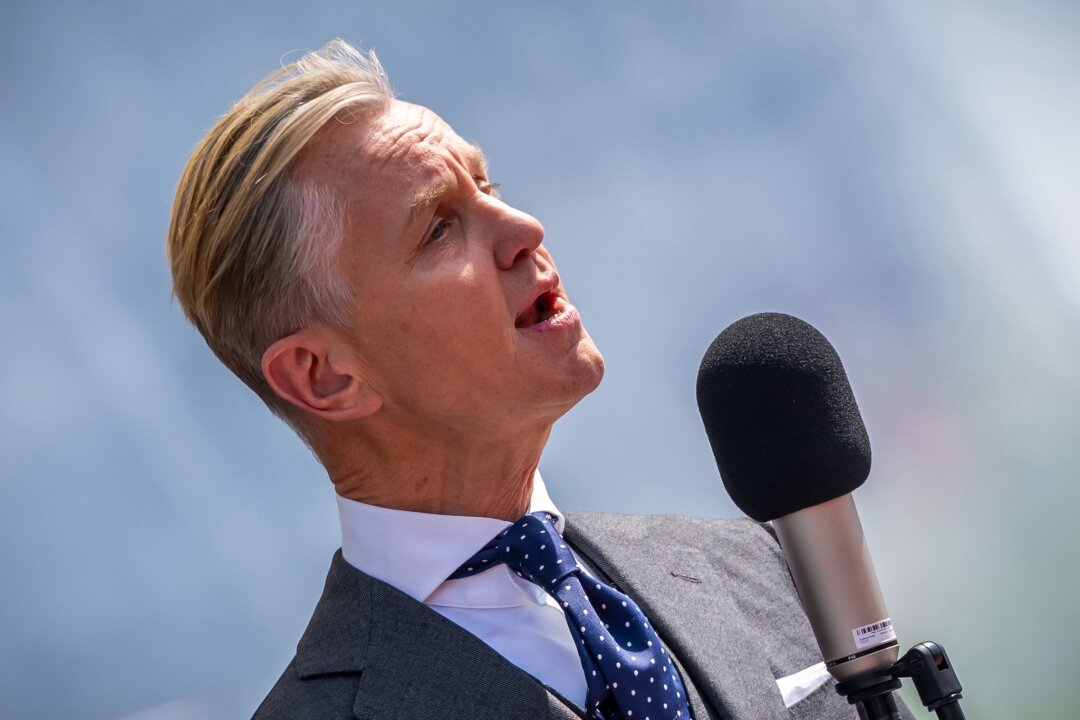 Ovationen für Max Raabe im Dresdner Kulturpalast - Max Raabe sorgt derzeit mit seinem Palast Orchester bei Konzerten in Ostdeutschland für gute Stimmung. (Archivbild)