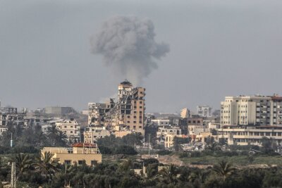 Palästinenser: Tote nach Angriffen im Gazastreifen - Nach einem israelischen Luftangriff steigt Rauch in der Stadt Gaza auf. (Archivbild)