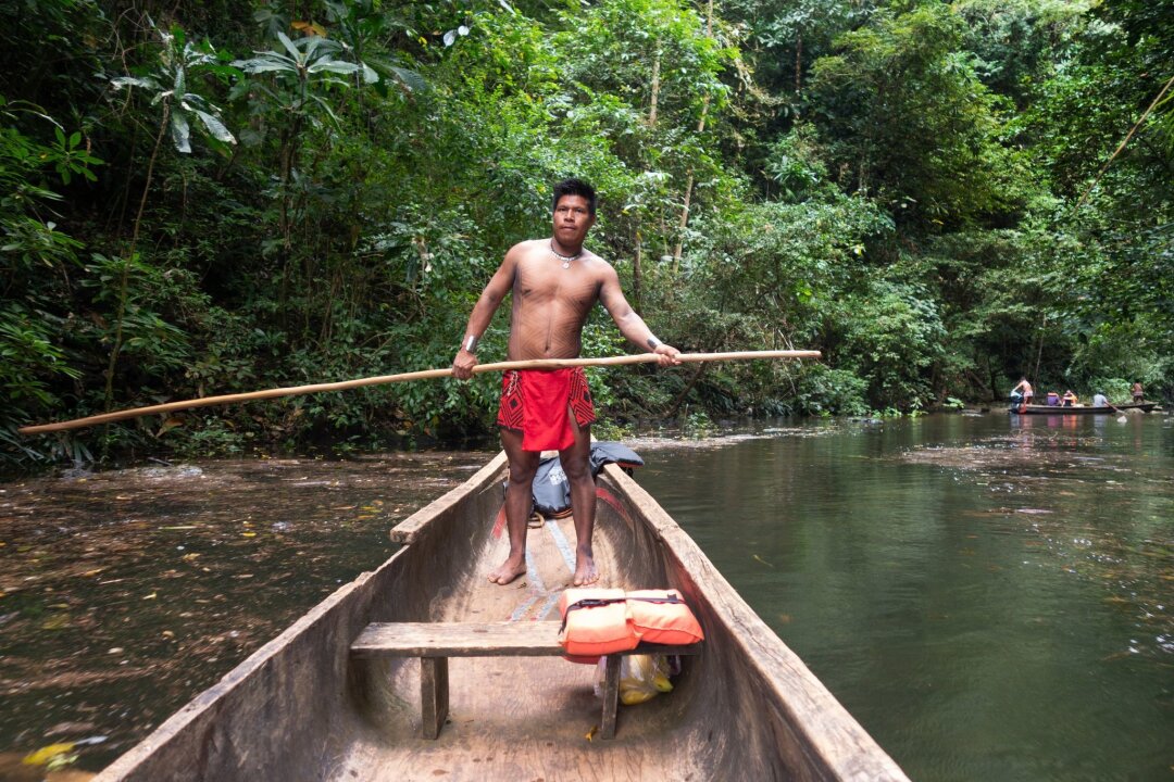 Panama: Wie der Tourismus ein Dorf der Emberá rettet - "Der Tourismus ist unsere einzige Einkommensquelle. Nur so können wir unsere Kultur und Lebensweise aufrechterhalten", sagt der 30-jährige Anel Zarco.