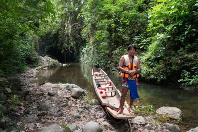 Panama: Wie der Tourismus ein Dorf der Emberá rettet - Es geht bis zum Wasserfall Quebrada Bonita: Den Nationalpark Chagres kann man bei einer Bootsfahrt erkunden.