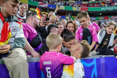 Papa Kimmich nimmt's jetzt leichter - Für Joshua Kimmich hat sich mit seiner Familie der Blick auf den Fußball verändert. 