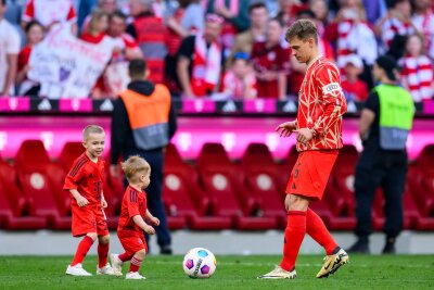 Papa Kimmich nimmt's jetzt leichter - Fußball kicken mit den Kindern ist für Joshua Kimmich ein großer Spaß. 