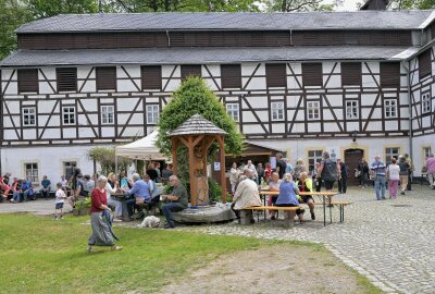 Papierschöpfen und mehr: Großer Andrang zum Mühlentag im Erzgebirge - Zum Mühlentag standen in der Zwönitzer Papiermühle die Türen offen Foto: Ralf Wendland