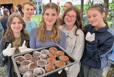 Papierschöpfen und mehr: Großer Andrang zum Mühlentag im Erzgebirge - Schülerinnen der elften Klasse des Zwönitzer Gymnasiums haben Kuchen verkauft - die Gelder fließen in die Kasse für den Abi-Ball. Foto: Ralf Wendland