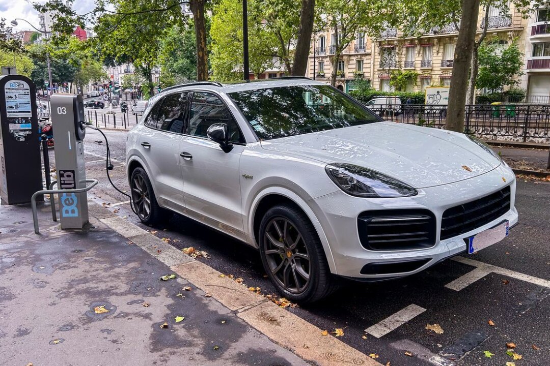 Paris bittet SUV-Fahrer zur Kasse - zahlen sollen aber nur Besucher - SUV-Besitzer müssen in Paris höhere Parkgebühren entrichten - ausgenommen sind Anwohnerinnen und Anwohner.