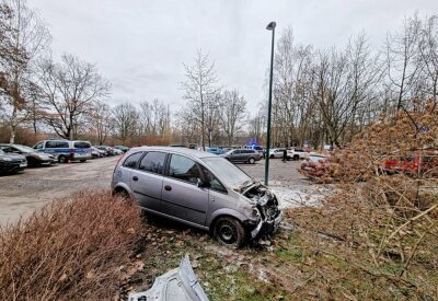 Parkplatzunfall: Schwerbehinderter Fahrer verliert die Kontrolle über PKW - Schwerer Unfall auf einem Parkplatz: Mehrere PKW wurden beschädigt. Foto: Harry Härtel