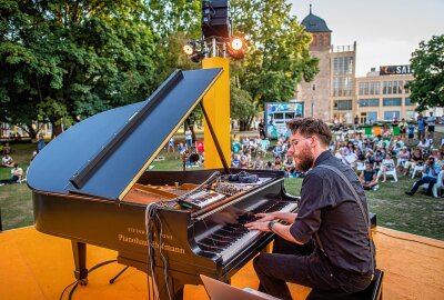 Parksommer: Ab Dienstag fünf Wochen Unterhaltung am laufenden Band - Attraktives Programm für die ganze Familie: Musik, Yoga und mehr im Stadthallenpark. Foto: C3/Kristin Schmidt