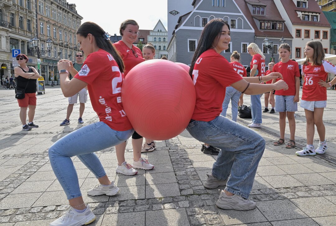 Party auf dem Hauptmarkt: Vereinsfest des BSV Sachsen Zwickau stimmt auf Saison ein - Der BSV Sachsen Zwickau hat auf dem Hauptmarkt in Zwickau ein Vereinsfest gefeiert. Foto: Ralf Wendland