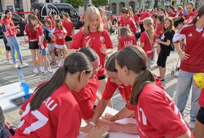 Party auf dem Hauptmarkt: Vereinsfest des BSV Sachsen Zwickau stimmt auf Saison ein - Der BSV Sachsen Zwickau hat auf dem Hauptmarkt in Zwickau ein Vereinsfest gefeiert. Foto: Ralf Wendland