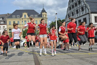 Party auf dem Hauptmarkt: Vereinsfest des BSV Sachsen Zwickau stimmt auf Saison ein - Der BSV Sachsen Zwickau hat auf dem Hauptmarkt in Zwickau ein Vereinsfest gefeiert. Foto: Ralf Wendland