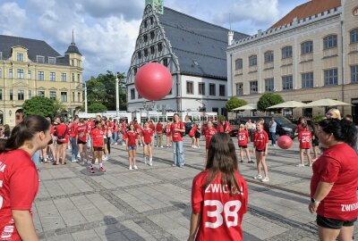 Party auf dem Hauptmarkt: Vereinsfest des BSV Sachsen Zwickau stimmt auf Saison ein - Der BSV Sachsen Zwickau hat auf dem Hauptmarkt in Zwickau ein Vereinsfest gefeiert. Foto: Ralf Wendland