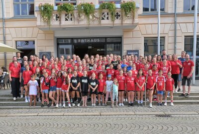 Party auf dem Hauptmarkt: Vereinsfest des BSV Sachsen Zwickau stimmt auf Saison ein - Der BSV Sachsen Zwickau hat auf dem Hauptmarkt in Zwickau ein Vereinsfest gefeiert. Foto: Ralf Wendland