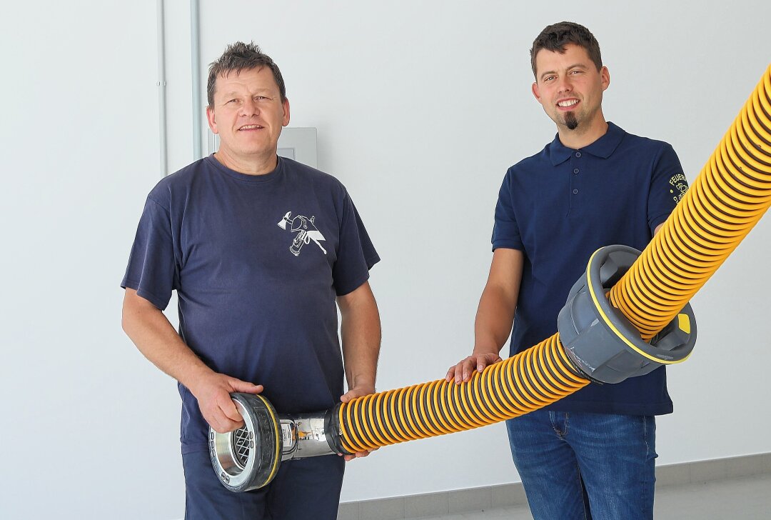 Party in Cunnersdorf: Feuerwehr weiht neues Domizil ein - Wehrleiter Ronald Winkler (l) und Stellvertreter Rene Moos freuen sich über die Fertigstellung. Foto: Knut Berger