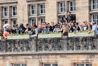 Pastore bei Niners-Empfang: "Chemnitz, was für eine Stadt!" - Auf dem Balkon des Rathauses wurde mit den Fans gefeiert. Foto: Peggy Schellenberger