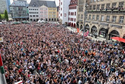 Pastore bei Niners-Empfang: "Chemnitz, was für eine Stadt!" - Viele Chemnitzer feierten am Sonntag die Ankunft der Chemnitzer Basketballer Niners nach ihrem Sieg des Europapokals. Foto: Peggy Schellenberger