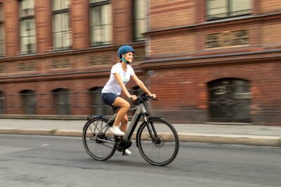 Pedelec: Umweltfreundlich unterwegs auf zwei Rädern? - Immer mehr Menschen sind mit E-Bikes unterwegs: Für viele sind die Motor-Fahrräder eine umweltfreundliche Alternative zum Pkw.