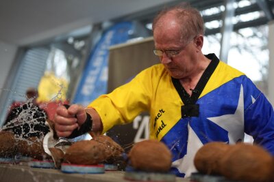 Peitsche, Pfeile, Kokosnüsse: Sieben neue Weltrekorde - Muhamed schaffte es, 76 Kokosnüsse in 30 Sekunden mit der Hand zu zerschlagen.