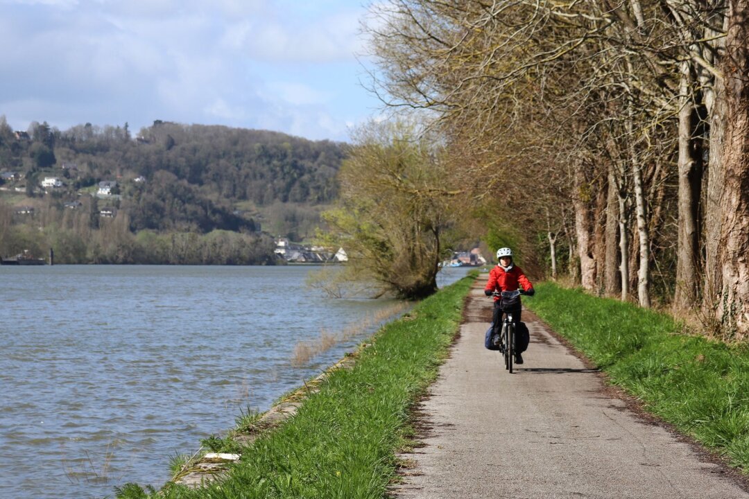 Per Fahrrad im Zauber des Moments: Eindrücke am Seine-Radweg - Dem Ufer entlang: Mit dem Rad auf dem Radweg "La Seine à Vélo" bei Hautot-sur-Seine.