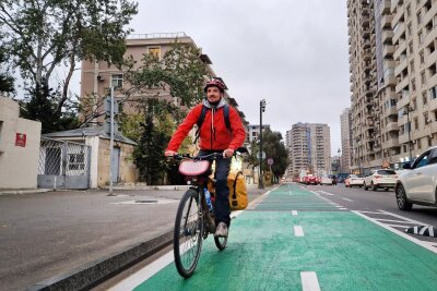 Per Rad zum Klimagipfel: Deutscher fährt 110 Tage nach Baku - In Baku eher selten: gut ausgebaute Radwege.