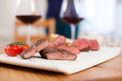 Perfekte Paarungen: Warum ein Rotwein auch zu Fisch passt - Die Röstaromen von gebratenem oder gegrilltem Steak harmonieren besonders gut mit Rotwein.