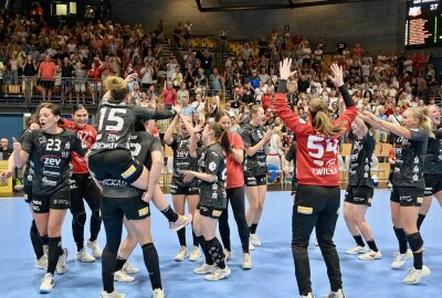 Perfekter Auftakt: BSV-Frauen holen Heimsieg im ersten Punktspiel - Die BSV-Frauen feiern den Heimsieg gegen die HSG Blomberg-Lippe. Foto: Ralf Wendland