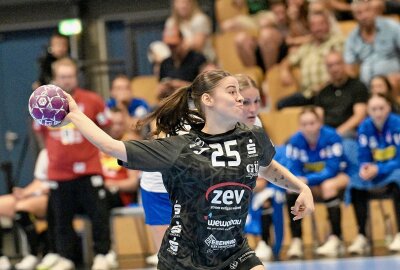 Perfekter Auftakt: BSV-Frauen holen Heimsieg im ersten Punktspiel - Die BSV-Frauen feiern den Heimsieg gegen die HSG Blomberg-Lippe - am Ball Lea-Sophie Walkowiak. Foto: Ralf Wendland