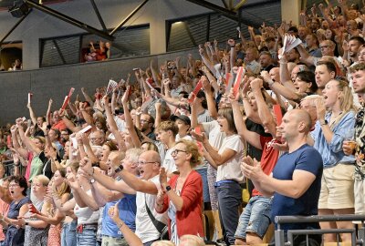 Perfekter Auftakt: BSV-Frauen holen Heimsieg im ersten Punktspiel - 1.400 Fans haben das Spiel in der Stadthalle in Zwickau live miterlebt. Foto: Ralf Wendland